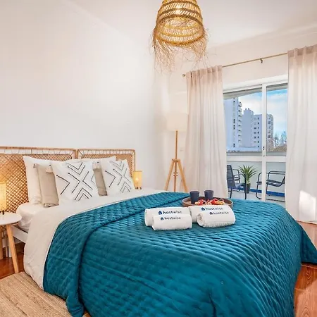 Apartamento Charming Flat With Balcony - By Hostwise