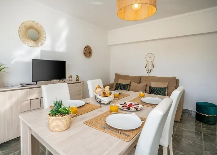 Charming Flat With Balcony - By Hostwise *