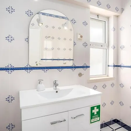 Charming Flat With Balcony - By Hostwise アパート ポルティマン