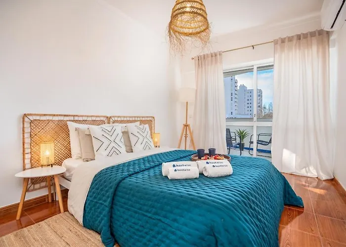 Apartamento Charming Flat With Balcony - By Hostwise