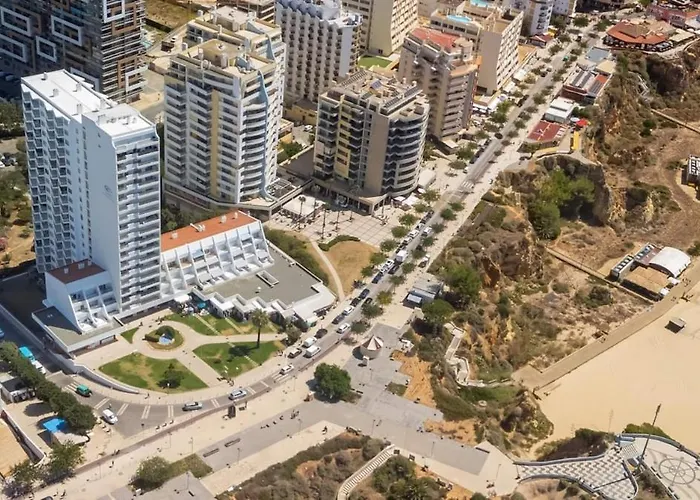 Charming Flat With Balcony - By Hostwise *