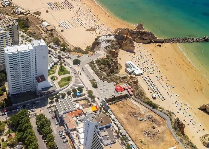 Charming Flat With Balcony - By Hostwise *